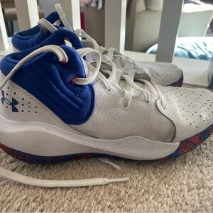 Under Armor basketball shoes
Size 5.5 big kids